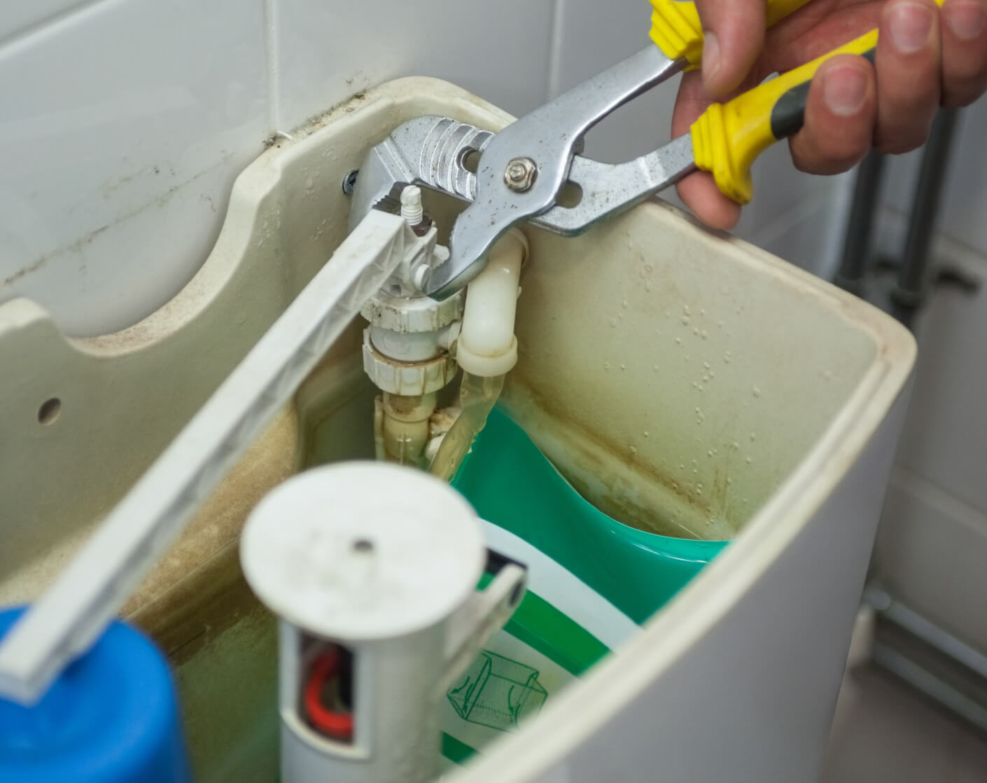 Tuvaletlerde Sifon Arızalarının Giderilmesi ve Sürekli Akan Suyun Kontrol Altına Alınması